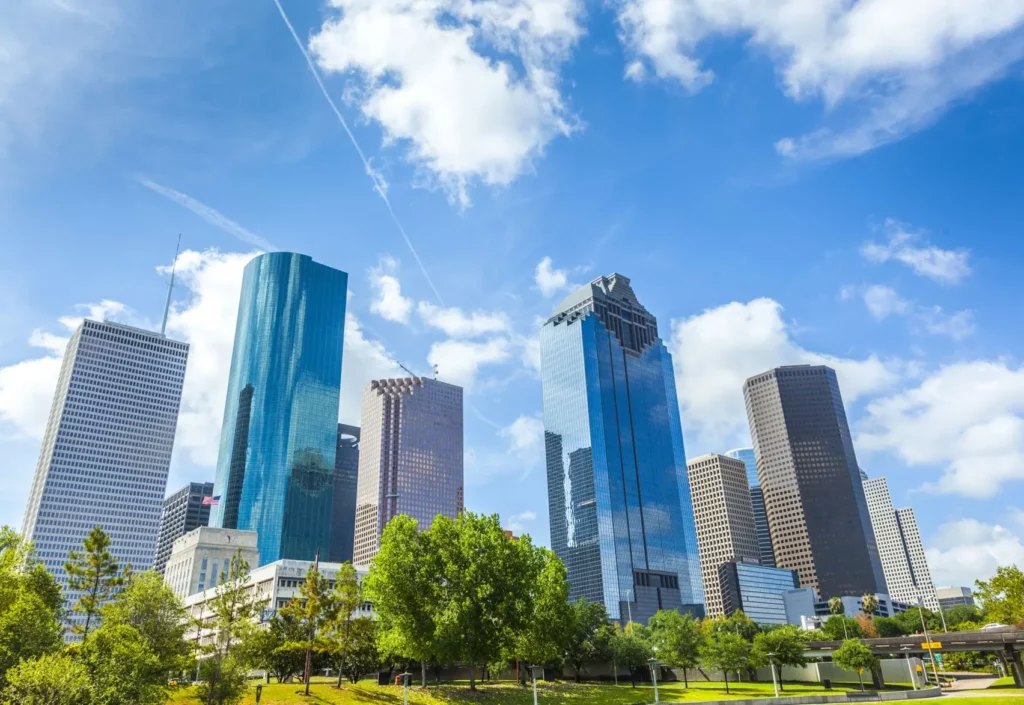 Foto edificios en el centro de Houston. compara planes de luz y encuentra el mas barato con EnerWisely el app inteligente. Registrate gratis y ahorra.