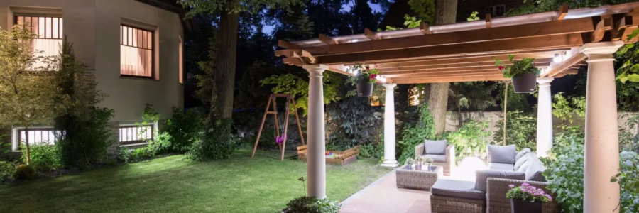 Picture, Backyard at night. Foto, patio de noche. Smart up your power to choose. EnerWisely is the smart app to compare plans based on your consumption and get cheap electricity. Sign up free